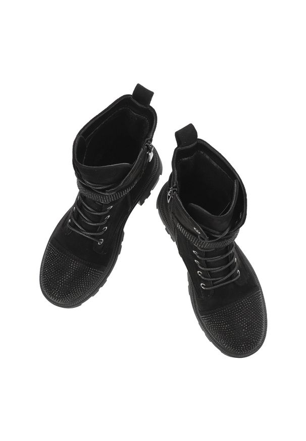 Czarne Botki S.Barski Stylowe Zamszowe Obuwie Damskie. Okazja: na co dzień. Zapięcie: klamry. Kolor: czarny. Materiał: zamsz. Wzór: aplikacja. Styl: elegancki