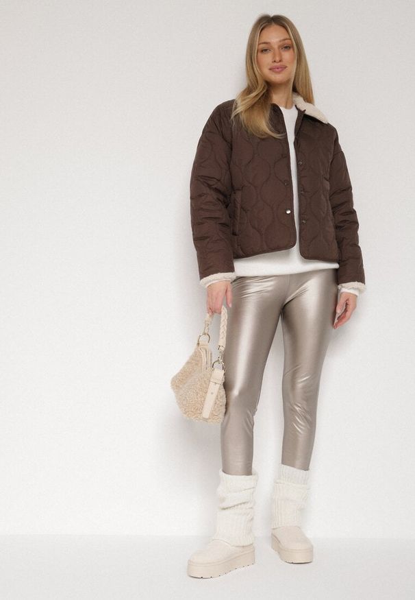 Born2be - Szampańskie Legginsy z Ekoskóry z Guzikami Wysokim Stanem i Gumką w Talii Sintheria. Okazja: na spacer, na co dzień. Stan: podwyższony. Kolor: złoty. Materiał: materiał, kaszmir. Wzór: aplikacja. Sezon: jesień. Styl: casual, elegancki