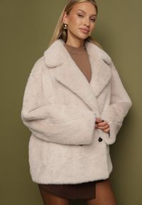 Born2be - Beżowa Kurtka Futerko o Dwurzędowym Kroju Oversize Nalizana. Okazja: na co dzień. Kolor: beżowy. Materiał: futro. Długość rękawa: długi rękaw. Długość: długie. Styl: casual, elegancki #1
