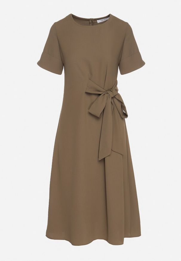 Born2be - Zielona Sukienka Vices o Rozkloszowanym Kroju z Ozdobnym Wiązaniem Ellis. Okazja: na imprezę, na co dzień. Kolor: zielony. Materiał: jeans, skóra. Długość rękawa: krótki rękaw. Styl: casual, klasyczny