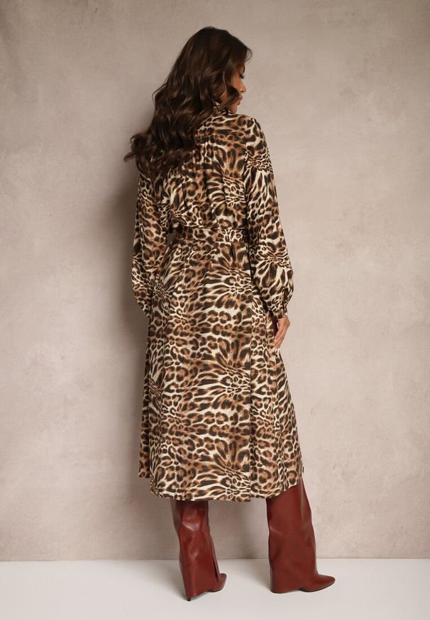 Renee - Brązowa Sukienka Typu Szmizjerka z Wiskozą z Wiązanym Paskiem w Panterkowy Wzór Raidra. Okazja: do pracy. Kolor: brązowy. Materiał: wiskoza. Wzór: nadruk. Typ sukienki: szmizjerki. Styl: elegancki