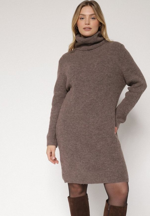 Born2be - Jasnobrązowa Sukienka Sweterkowa z Golfem z Wiskozą i Wełną Fedamira. Okazja: na co dzień. Typ kołnierza: golf. Kolor: beżowy. Materiał: wełna, wiskoza. Typ sukienki: proste. Styl: casual, klasyczny. Długość: maxi