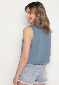 Born2be - Niebieska Bawełniana Kamizelka Jeansowa Zdobiona Haftem i Cekinami Natiflore. Okazja: na co dzień. Kolor: niebieski. Materiał: bawełna, jeans. Wzór: aplikacja, haft. Styl: elegancki, casual #3