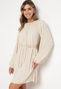 Born2be - Jasnobeżowa Plisowana Sukienka z Bufiastymi Rękawami Perlase. Okazja: na co dzień. Kolor: beżowy. Styl: klasyczny, casual, elegancki #4