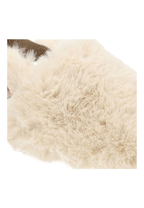 Białe Kapcie Damskie Z Miękkim Futerkiem Macarena. Okazja: na co dzień, do domu. Kolor: biały. Materiał: futro. Wzór: aplikacja. Styl: casual, elegancki