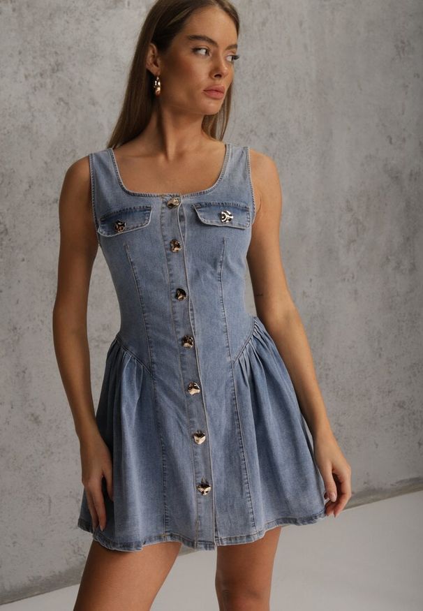 Renee - Jasnoniebieska Bawełniana Rozkloszowana Sukienka z Jeansu Ozdobiona Guzikami Sofeis. Okazja: na co dzień. Typ kołnierza: dekolt gorset. Kolor: niebieski. Materiał: bawełna, jeans. Wzór: aplikacja. Typ sukienki: proste, gorsetowe. Styl: casual