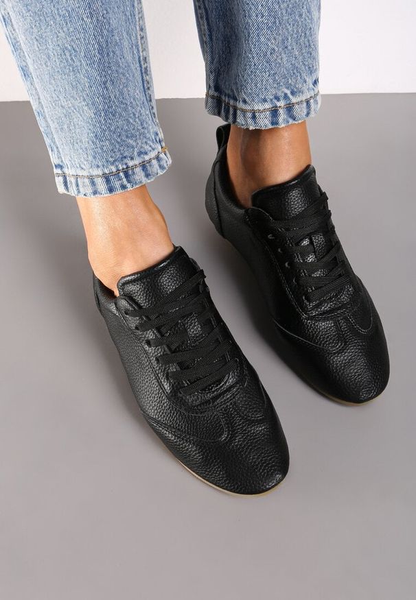 Born2be - Czarne Klasyczne Tenisówki z Ekoskóry Verianns. Okazja: na co dzień. Nosek buta: okrągły. Zapięcie: sznurówki. Kolor: czarny. Materiał: jeans. Styl: klasyczny