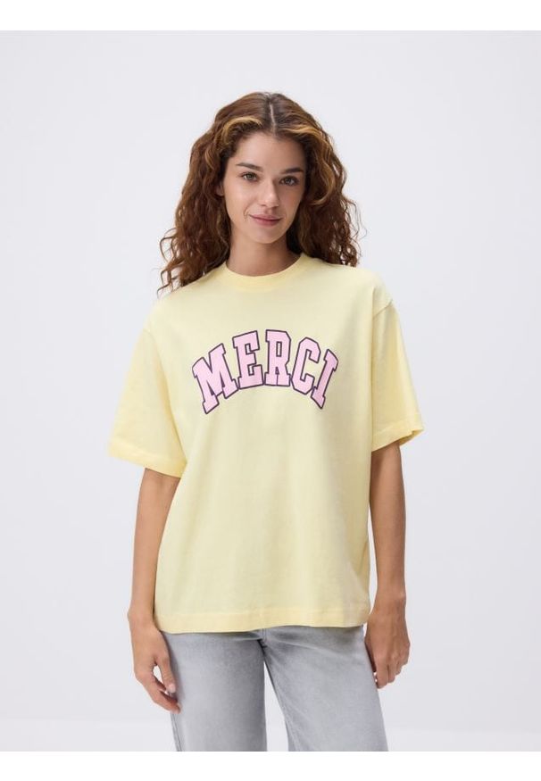 Reserved - T-shirt oversize z nadrukiem - jasnożółty. Kolor: żółty. Materiał: dzianina, bawełna. Wzór: nadruk