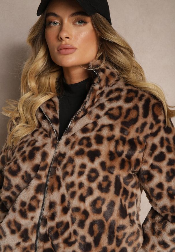 Renee - Brązowa Futrzana Kurtka Bomberka ze Stójką w Panterkowy Wzór Vialista. Okazja: do pracy, na co dzień. Typ kołnierza: kołnierzyk stójkowy. Kolor: brązowy. Materiał: futro. Styl: casual