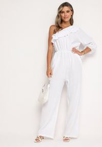 Born2be - Biały Asymetryczny Kombinezon z Bawełny Ozdobiony Falbaną przy Dekolcie i Gumką w Talii Jegelia. Okazja: na co dzień. Kolor: biały. Materiał: bawełna. Wzór: aplikacja. Styl: elegancki, casual #2