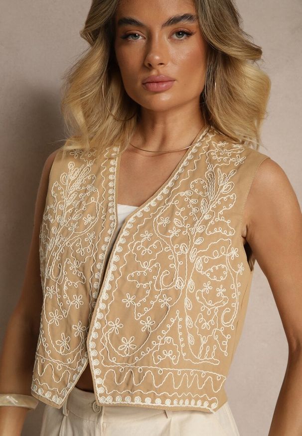 Renee - Beżowa Kamizelka z Bawełny z Ozdobnym Haftem Worvanis. Okazja: na co dzień. Kolor: beżowy. Materiał: bawełna. Wzór: haft. Styl: klasyczny, casual