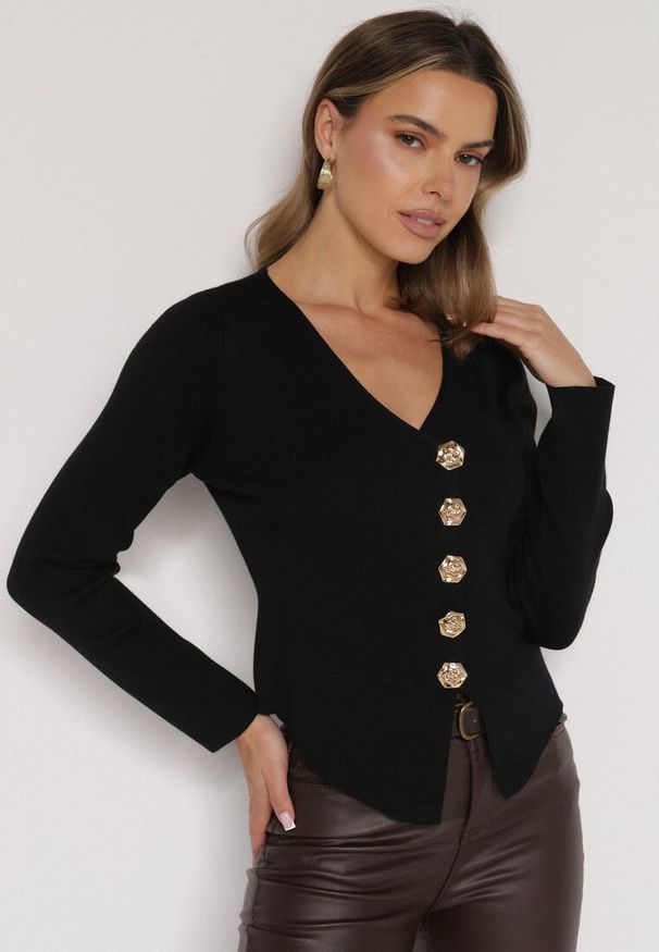 Born2be - Czarny Sweter z Wiskozą Ozdobiony Guzikami Zetisae. Okazja: na co dzień. Kolor: czarny. Materiał: wiskoza. Wzór: aplikacja. Styl: klasyczny, casual, elegancki