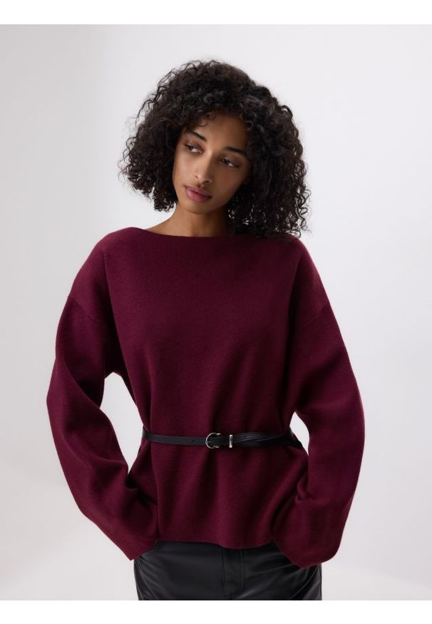 Reserved - Sweter z paskiem - bordowy. Kolor: czerwony. Materiał: dzianina, wełna