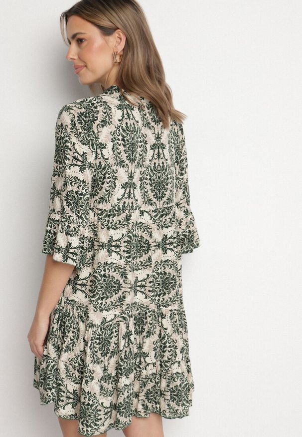 Born2be - Ciemnozielona Rozkloszowana Sukienka z Bawełny z Falbanami w Ornamentalny Wzór Lanoreth. Okazja: na co dzień, na spacer. Typ kołnierza: dekolt w serek. Kolor: zielony. Materiał: bawełna. Typ sukienki: proste, rozkloszowane. Styl: casual, klasyczny