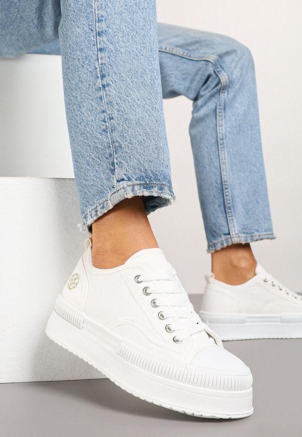 Born2be - Białe Trampki na Grubej Podeszwie Ozdobione Metaliczną Aplikacją Efadelis. Okazja: na co dzień. Kolor: biały. Materiał: jeans. Wzór: aplikacja. Styl: casual