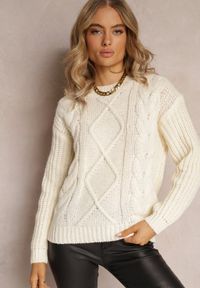 Renee - Jasnobeżowy Klasyczny Sweter z Modnym Splotem Wykończony Ściągaczami Viala. Kolor: biały. Wzór: ze splotem. Sezon: jesień, zima. Styl: klasyczny #3