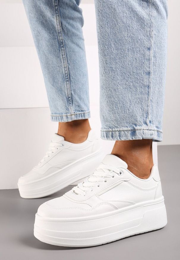 Born2be - Białe Sneakersy na Tłoczonej Grubej Podeszwie Vaitessa. Okazja: na spacer, na co dzień. Kolor: biały. Materiał: jeans. Sport: turystyka piesza