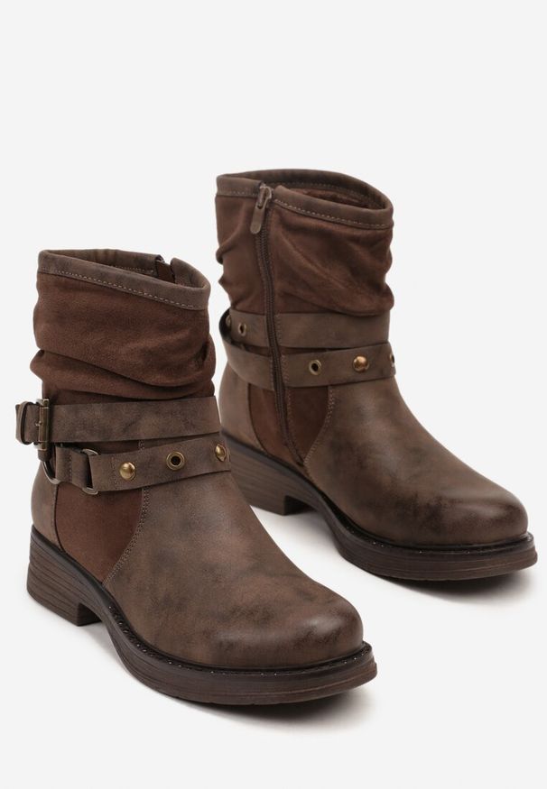 Born2be - Brązowe Marszczone Botki Bikery z Paskami i Metalicznymi Klamrami Lirrive. Okazja: na co dzień. Zapięcie: klamry. Kolor: brązowy. Materiał: jeans. Styl: elegancki, casual, klasyczny