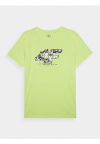 4f - T-shirt z nadrukiem chłopięcy - zielony. Okazja: na co dzień. Kolor: zielony. Materiał: dzianina, jersey, bawełna. Długość rękawa: krótki rękaw. Długość: krótkie. Wzór: nadruk. Sezon: lato. Styl: sportowy, street, casual, klasyczny