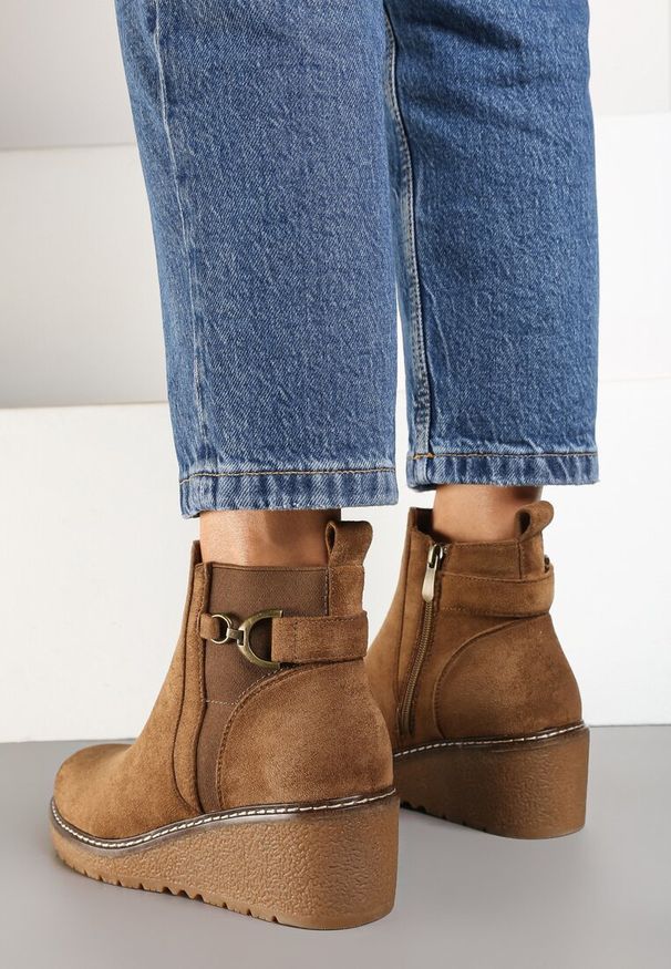 Born2be - Ciemnobeżowe Botki na Koturnie w Stylu Sztybletów z Metaliczną Ozdobą Savanesse. Okazja: na co dzień. Kolor: beżowy. Materiał: jeans. Wzór: aplikacja. Obcas: na koturnie. Styl: casual