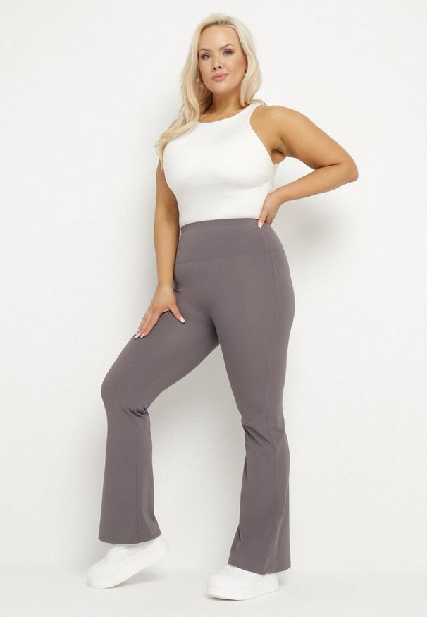 Born2be - Szare Spodnie Dzwony Materiałowe Ellavine. Okazja: na co dzień. Kolor: szary. Materiał: materiał. Styl: elegancki, casual