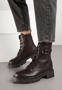 Born2be - Brązowe Klasyczne Botki Workery z Metaliczną Aplikacją Nalumesa. Okazja: na co dzień. Kolor: brązowy. Materiał: jeans. Szerokość cholewki: normalna. Wzór: aplikacja. Styl: klasyczny