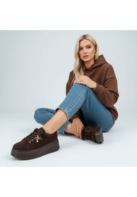 Sneakersy damskie Karino, na wysokiej platformie i skóra welurowa, czekoladowe, 5815-015-P. Okazja: na co dzień. Zapięcie: sznurówki. Kolor: brązowy. Materiał: welur, skóra. Obcas: na platformie. Styl: elegancki, casual, klasyczny #8