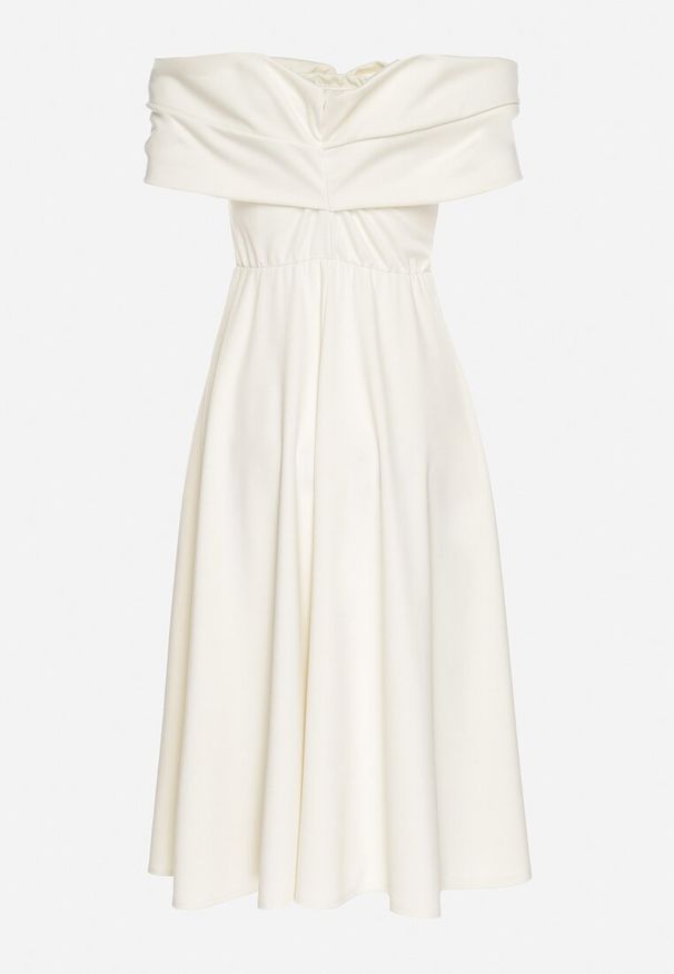 Born2be - Beżowa Rozkloszowana Sukienka z Odsłoniętymi Ramionami i Drapowaniem Odilene. Okazja: na imprezę. Kolor: beżowy. Sezon: lato. Typ sukienki: z odkrytymi ramionami. Styl: elegancki