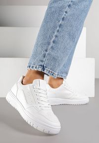 Born2be - Białe Sneakersy z Geometrycznym Wzorem i Perforacją Idellie. Okazja: na co dzień. Kolor: biały. Wzór: geometria