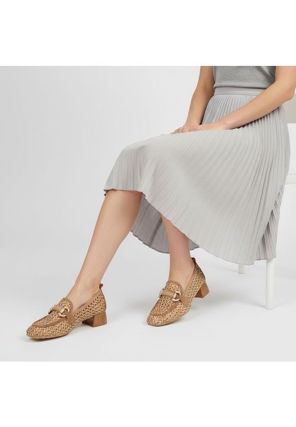 Półbuty damskie Hispanitas, ze skóry naturalnej ażurowa cholewka klasyczny fason mokasynów stabilny niski obcas, brązowe, RHV264828 Marrakech-V26 Des. Okazja: na co dzień. Kolor: brązowy. Szerokość cholewki: normalna. Wzór: ażurowy. Materiał: skóra. Sezon: wiosna, lato. Obcas: na obcasie. Styl: klasyczny. Wysokość obcasa: niski