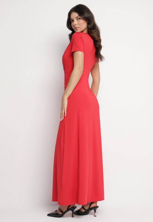 Born2be - Czerwona Sukienka z Marszczeniami Taliowana z Dodatkiem Wiskozy Arelona. Okazja: na co dzień. Typ kołnierza: dekolt w kształcie V. Kolor: czerwony. Materiał: wiskoza. Długość rękawa: krótki rękaw. Typ sukienki: proste. Styl: casual