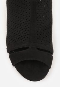 Renee - Czarne Sandały Vices na Słupku z Ażurową Cholewką i Skórzaną Wkładką Saramiae. Okazja: na co dzień, na spotkanie biznesowe. Zapięcie: sprzączka. Kolor: czarny. Materiał: skóra. Wzór: ażurowy. Obcas: na słupku. Styl: casual, biznesowy, elegancki #3