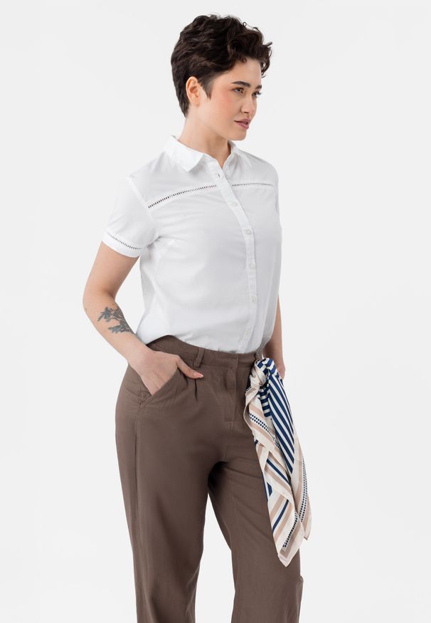 Volcano - Biała koszula C-LIPERA. Okazja: na co dzień. Kolor: biały. Materiał: bawełna, jeans, materiał, koronka. Długość rękawa: krótki rękaw. Długość: krótkie. Wzór: koronka. Sezon: lato. Styl: casual, klasyczny, wakacyjny