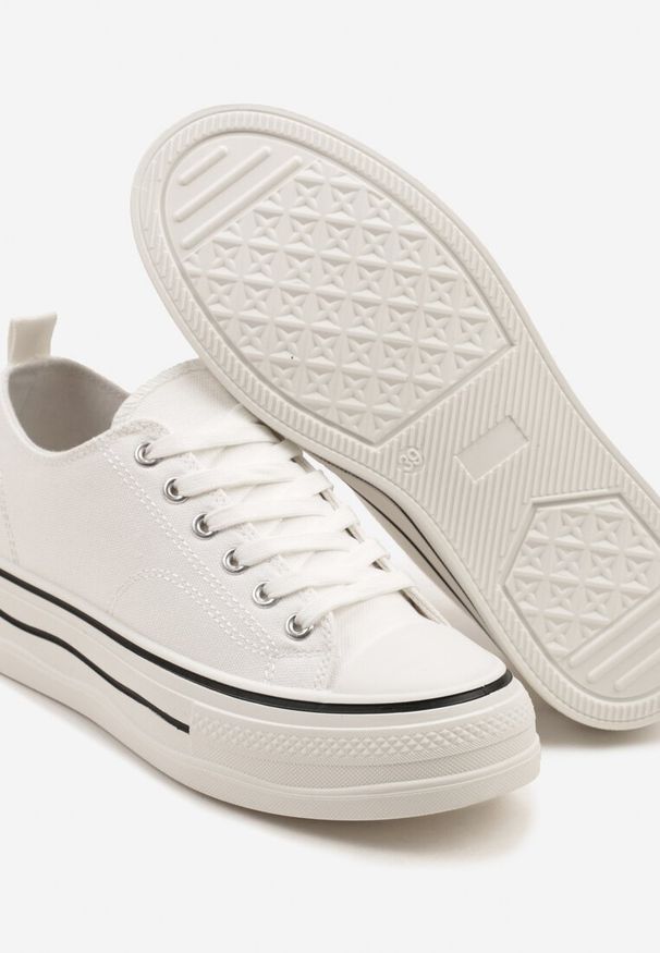 Renee - Białe Casualowe Trampki na Niskiej Platformie Natirinne. Okazja: na co dzień. Kolor: biały. Materiał: jeans. Obcas: na platformie. Styl: casual