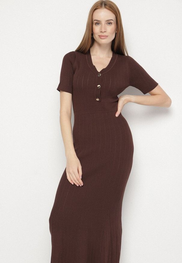Born2be - Brązowa Dzianinowa Sukienka z Wiskozą o Taliowanym Kroju z Guzikami Fenallea. Okazja: do pracy, na spotkanie biznesowe. Kolor: brązowy. Materiał: wiskoza, dzianina. Styl: elegancki, biznesowy