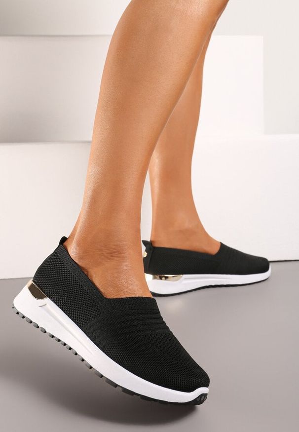 Born2be - Czarne Tenisówki z Ozdobną Wstawką na Podeszwie i Elastyczną Wkładką Ixtella. Okazja: na spacer, na co dzień. Zapięcie: bez zapięcia. Kolor: czarny. Materiał: jeans. Wzór: aplikacja. Obcas: na płaskiej podeszwie. Styl: casual, elegancki