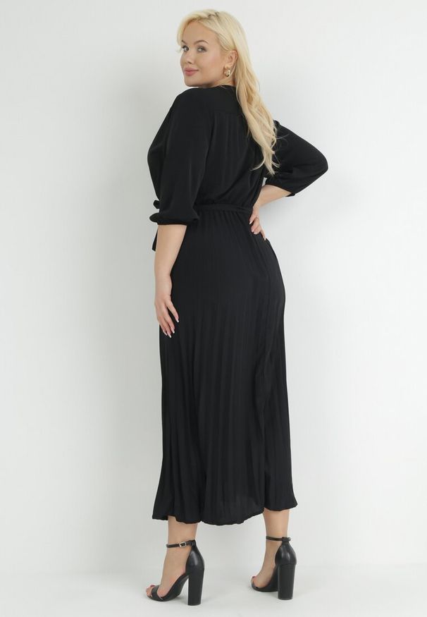 Born2be - Czarna Plisowana Sukienka Maxi z Kopertowym Dekoltem i Wiązaniem w Talii Lariah. Kolekcja: plus size. Kolor: czarny. Materiał: materiał. Typ sukienki: kopertowe. Długość: maxi