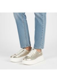 Sneakersy damskie Armodo, cholewka ze skóry naturalnej perforowana konstrukcja zapewniająca przewiewność klasyczne sznurowanie gruba stabilna podeszw. Okazja: na co dzień. Zapięcie: sznurówki. Kolor: złoty. Materiał: skóra. Szerokość cholewki: normalna. Wzór: ażurowy. Sezon: wiosna, lato. Styl: klasyczny #2