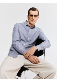 Reserved - Wzorzysta koszula slim fit - granatowy. Kolor: niebieski. Materiał: tkanina, bawełna