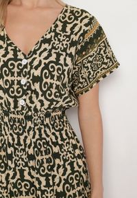 Born2be - Zielono-Beżowa Bawełniana Sukienka z Guzikami i Ornamentnym Wzorem Zisselle. Kolor: zielony. Materiał: bawełna #7