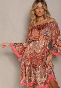 Renee - Czerwona Rozkloszowana Sukienka w Print Paisley z Frędzelkami i Hiszpańskim Dekoltem Jotalle. Okazja: na imprezę. Kolor: czerwony. Długość rękawa: długi rękaw. Wzór: paisley, nadruk. Styl: elegancki, wizytowy #3