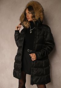 Renee - Czarna Pikowana Kurtka o Długim Fasonie z Odpinanym Kapturem z Futerkiem Fenalda. Okazja: na spacer. Kolor: czarny. Materiał: futro. Długość: długie. Styl: elegancki #3