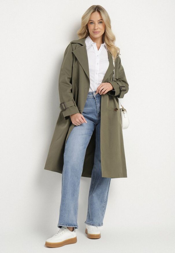 Born2be - Zielony Płaszcz w Stylu Trencza Ozdobiony Paskiem z Klamrą Ninellira. Kolor: zielony. Materiał: jeans. Długość rękawa: długi rękaw. Długość: długie. Wzór: aplikacja. Styl: elegancki, klasyczny