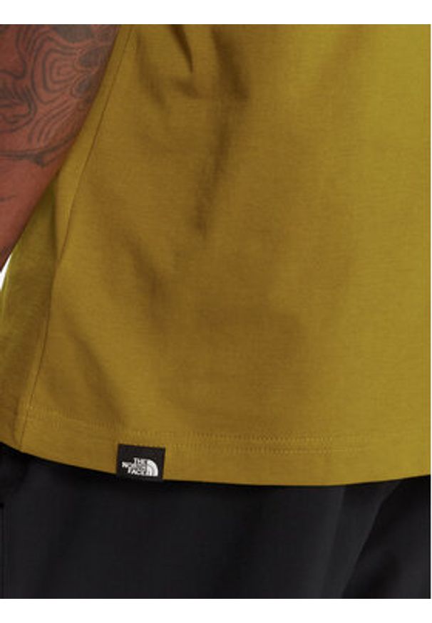 The North Face T-Shirt Simple Dome NF0A87NG Żółty Regular Fit. Kolor: żółty. Materiał: bawełna, syntetyk