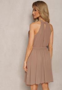 Renee - Beżowa Rozkloszowana Sukienka z Plisami i Zapięciem przy Karku Mini Dodatkowo Pasek Asmeriema. Okazja: na co dzień. Kolor: beżowy. Typ sukienki: proste. Styl: casual. Długość: mini #5