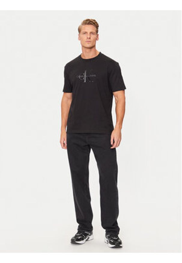 Calvin Klein Jeans T-Shirt Shiny Monologo J30J327109 Czarny Regular Fit. Kolor: czarny. Materiał: bawełna