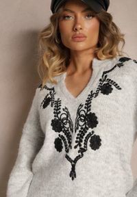 Renee - Szary Sweter z Wełną i Metalicznym Wzorem w Kwiaty Senithea. Okazja: na co dzień. Kolor: szary. Materiał: wełna. Długość rękawa: długi rękaw. Długość: długie. Wzór: kwiaty. Sezon: jesień, wiosna. Styl: casual, elegancki