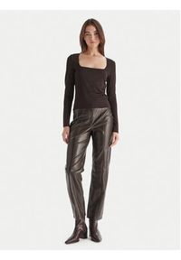 Vero Moda Spodnie z imitacji skóry Vips 10336342 Brązowy Straight Fit. Kolor: brązowy. Materiał: skóra #5