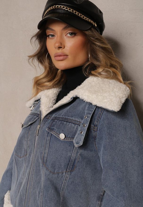 Renee - Niebieska Jeansowa Kurtka z Bawełną Ozdobiona Futerkiem Typu Baranek Sallessa. Okazja: na co dzień. Kolor: niebieski. Materiał: futro, jeans, bawełna. Wzór: aplikacja. Styl: elegancki, casual