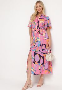 Born2be - Różowa Sukienka Koszulowa w Abstrakcyjny Wzór z Wiązaniem w Talii Zobia. Okazja: na co dzień. Kolor: różowy. Długość rękawa: krótki rękaw. Typ sukienki: koszulowe. Styl: casual #7